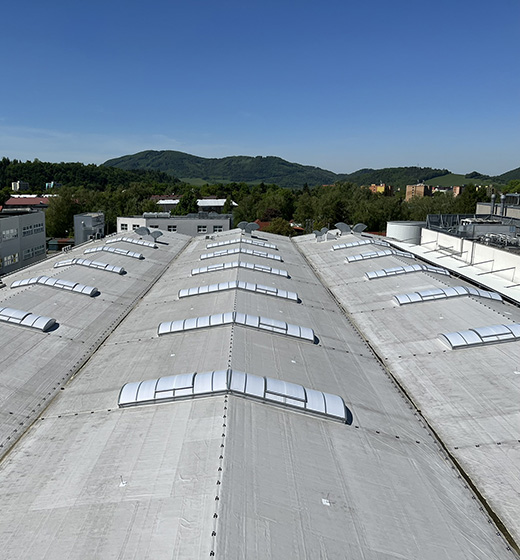 Rekonstrukce střešních světlíků a střešního pláště ve Frenštátu pod Radhoštěm